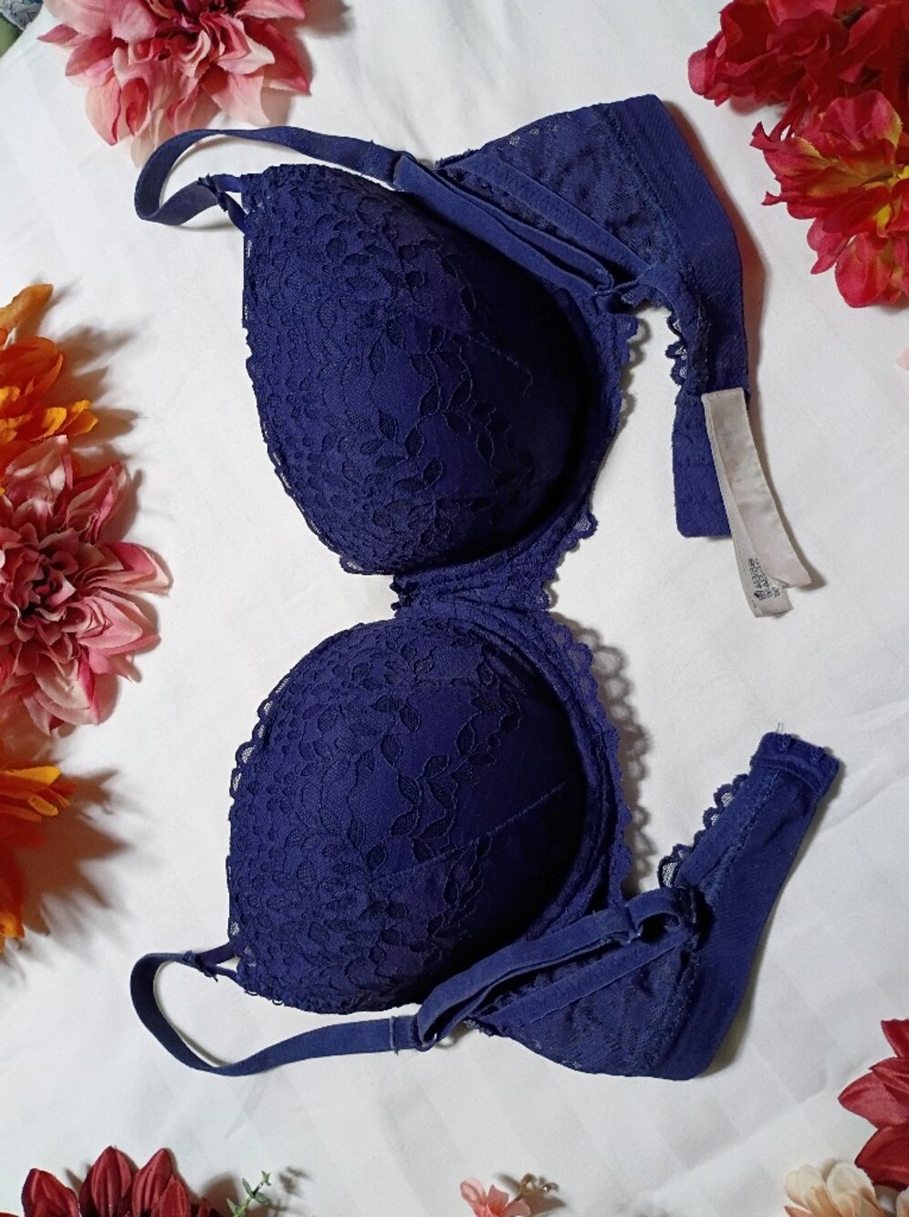 PINK Victoria's Secret Navy Lace Underwire Bra